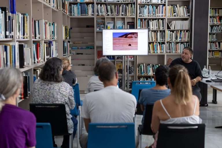 Charla coloquio del creador canario Juanjo Valencia, sobre su trayectoria artística. Ciclo `Encuentros en la biblioteca´.